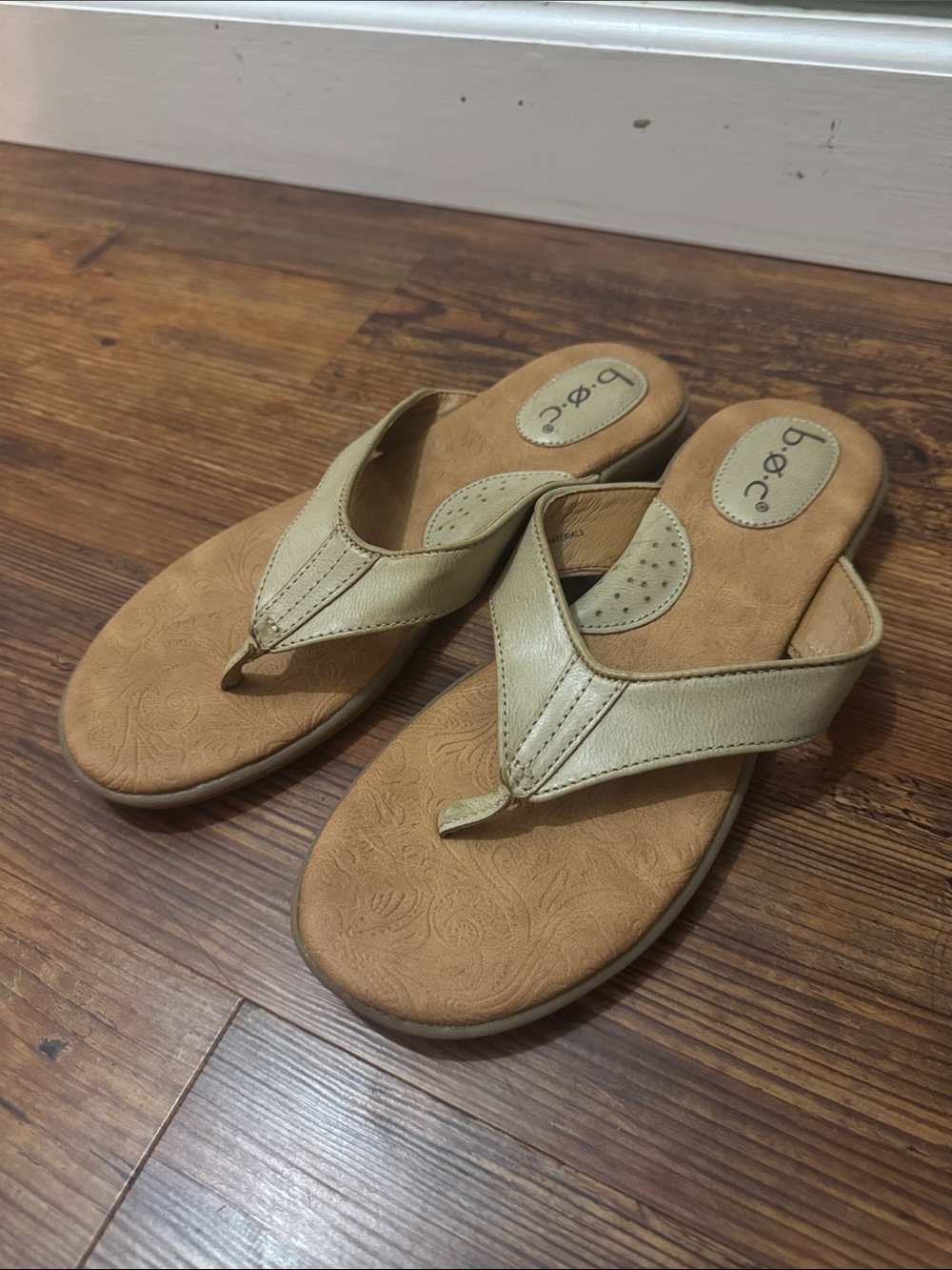 b.o.c. Women's Tan Leather Thong Sandals